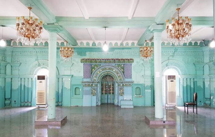 مسجدی هندی در ایران که با لوله های نفت و ریل راه آهن ساخته شده است